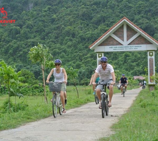 Start cycling 5km to Viet Hai Village