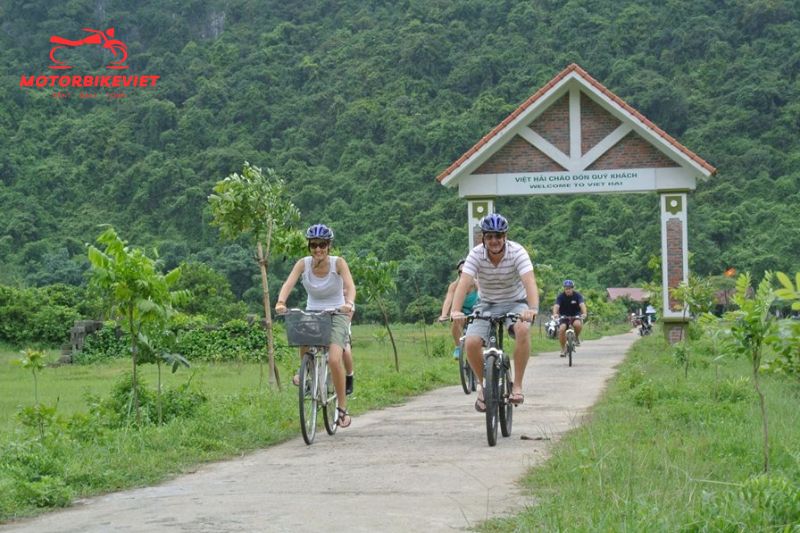 Start cycling 5km to Viet Hai Village