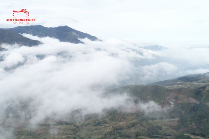 Cloud hunting above the mountain peaks